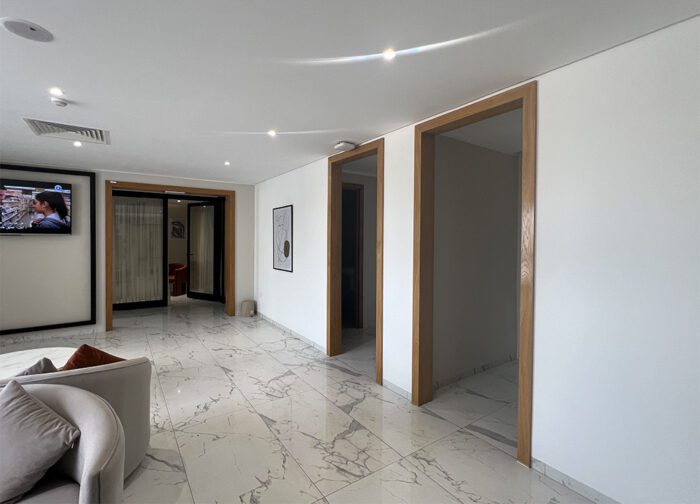 Embrasure en bois sur mesure pour une finition élégante des ouvertures